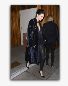 Kendall Jenner In The Velvet Evening Coat Vogue - Kendall Jenner Date Night, HD Png Download, Free Download