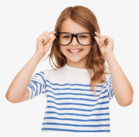 Smiling Young Girl Putting On Glasses - Cận Thị, HD Png Download, Free Download