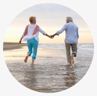 Happy Senior Couple Walking Together On A Beach - Fatores Associados A Um Estilo De Vida Saudável, HD Png Download, Free Download